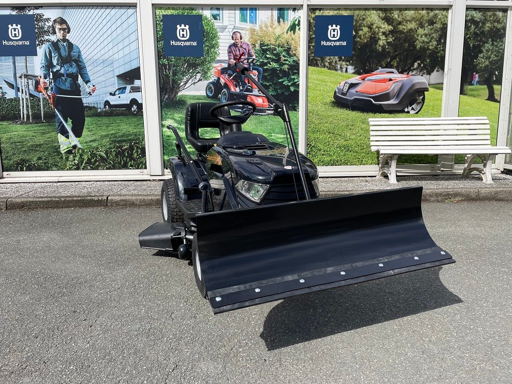 Black Edition Stiga Rasentraktor Pro 155/98 SD mit Winterpaket