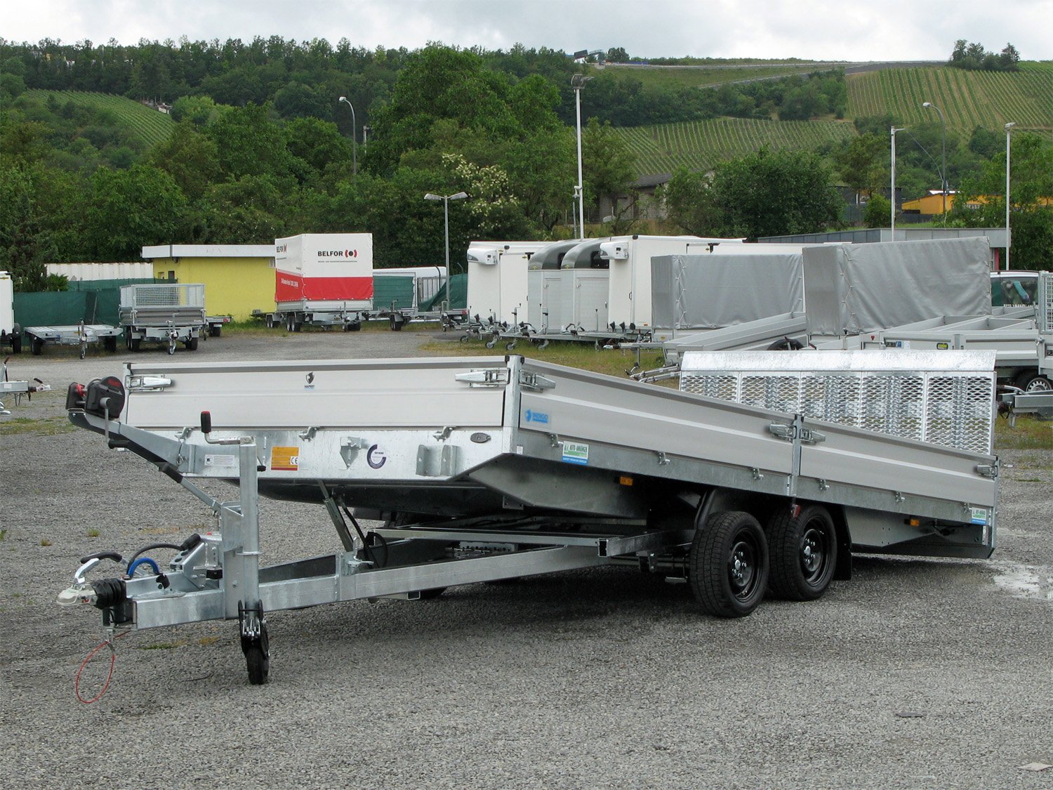 Hapert Indigo HT-2 – 3500 – 5050 x 2210 Kipphydraulik, Parabelfederung, Rampe