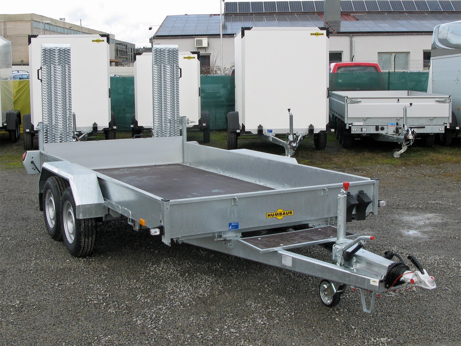 Humbaur HS353718 – 12 Zurringe, Stahlrampen stehend